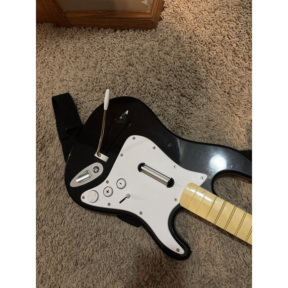 Wireless Guitar Hero Controller Black Stratocaster - Picture 2 of 5